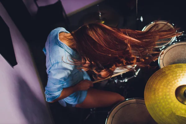 Fotografía de una baterista tocando un tambor en el escenario . — Foto de Stock