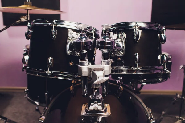 Drummer ve Kit'inin yakın çekim, Grubuyla Canlı Çalıyor.