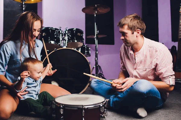 Маленький мальчик играет на барабанах в студии звукозаписи . — стоковое фото