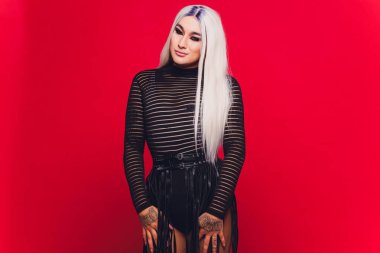 Renkli arka planda genç transseksüel kadın portresi.