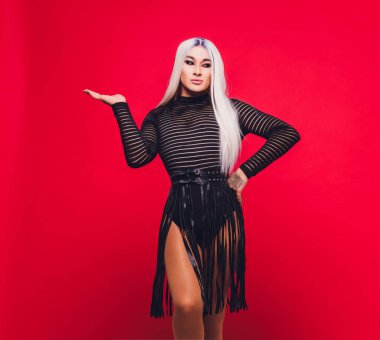 Renkli arka planda genç transseksüel kadın portresi.