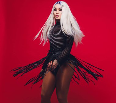 Renkli arka planda genç transseksüel kadın portresi.