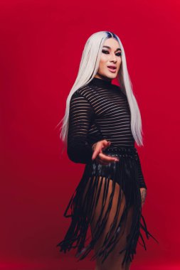 Renkli arka planda genç transseksüel kadın portresi.