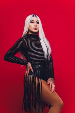 Renkli arka planda genç transseksüel kadın portresi.