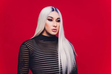 Renkli arka planda genç transseksüel kadın portresi.