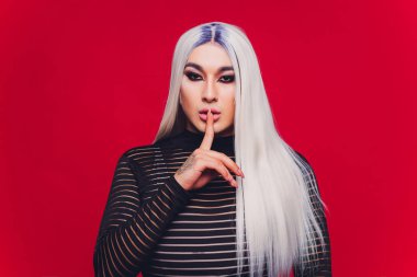 Renkli arka planda genç transseksüel kadın portresi.