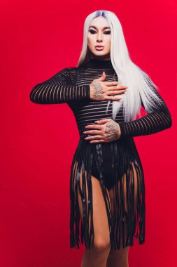 Renkli arka planda genç transseksüel kadın portresi.