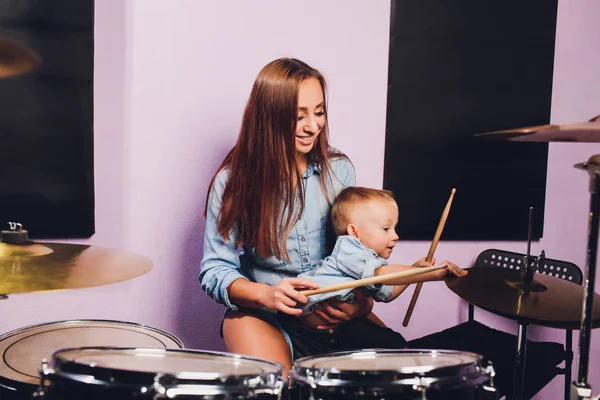 Niño toca la batería en el estudio de grabación . — Foto de Stock