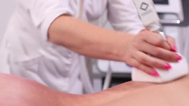 Vista cortada de cosmetologista com rolo fazendo nádegas massagem starvac . — Vídeo de Stock