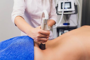 Güzellik uzmanı kalça starvac masaj yapıyor rulo kırpılmış görünümünü.