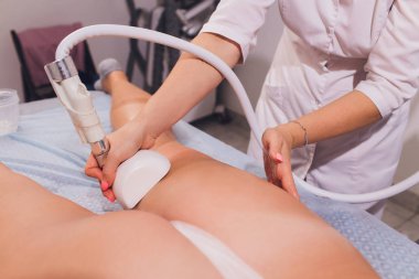 Güzellik uzmanı kalça starvac masaj yapıyor rulo kırpılmış görünümünü.