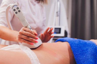 Güzellik uzmanı kalça starvac masaj yapıyor rulo kırpılmış görünümünü.