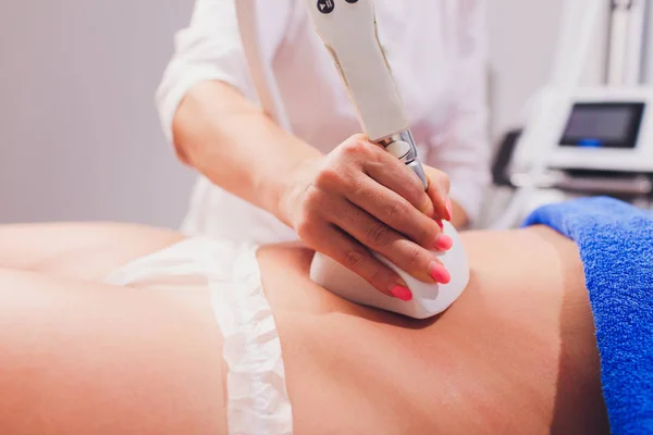 Cropped view of cosmetologist with roller doing buttocks starvac massage. — Stock Photo, Image