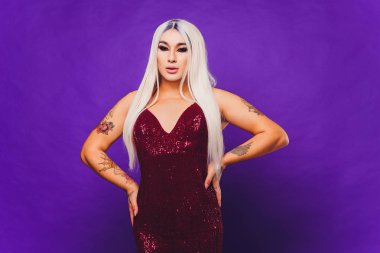 Renkli arka planda genç transseksüel kadın portresi.