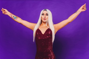 Renkli arka planda genç transseksüel kadın portresi.