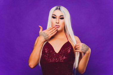 Renkli arka planda genç transseksüel kadın portresi.