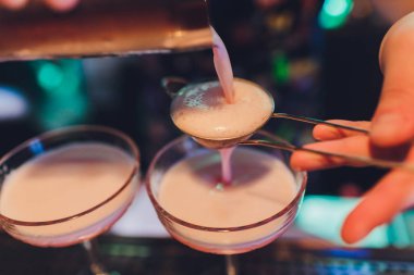 Bir barmen bir kokteyl mermer üzerinde yapar bar counter.