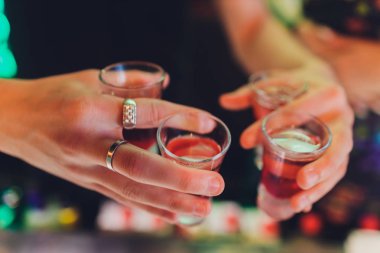 Bir barmen bir kokteyl mermer üzerinde yapar bar counter.