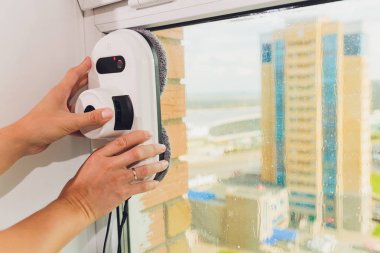 Yüksek bina açık havada elektrikli süpürge robot temizleme penceresi.