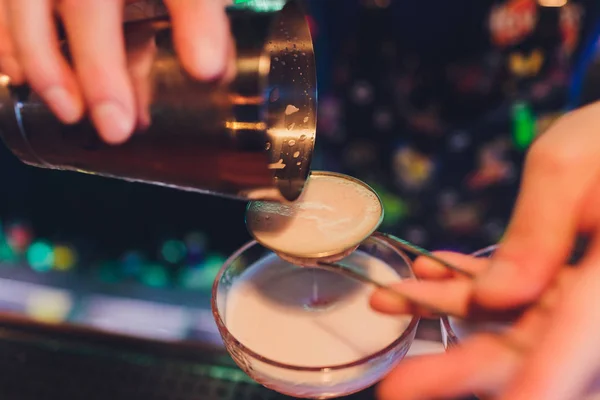 Um barman faz um cocktail no balcão do bar de mármore . — Fotografia de Stock