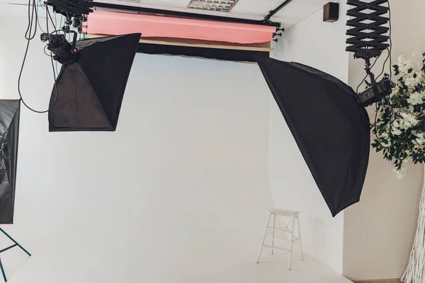 Foto de um estúdio fotográfico vazio com equipamento de iluminação moderno. Espaço vazio para o seu texto ou objetos . — Fotografia de Stock