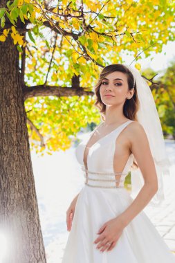 yeşil bir arka plan üzerinde beyaz bir elbise yeşil bir park kız poz gelin.