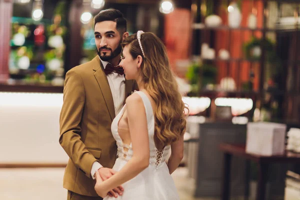 Stylische glückliche Braut und Bräutigam posieren beim Hochzeitsempfang im Freien beim großen Liebeswort im Abendlicht. wunderschöne Hochzeitspaar von Brautpaaren, die Spaß im Abendpark haben. — Stockfoto