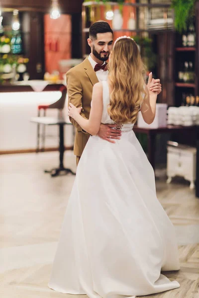 Noiva feliz elegante e noivo posando na palavra de amor grande na luz da tarde na recepção de casamento ao ar livre. Casal lindo casal de recém-casados se divertindo no parque da noite . — Fotografia de Stock