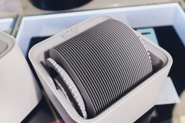 Evde nem gidericinin su kabını değiştirme. Dairede nem. Modern teknoloji.