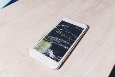 Severley'nin yakın çekimi çatlamış akıllı telefon.