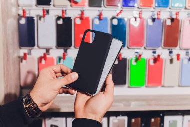 Cep telefonu mağazalarında satılık renkli telefon kılıfları.