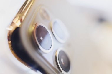 Ufa, Rusya, 24 Eylül, 2019: bulanık kopyalama alanına sahip iphone 11 Smartphone arka üçlü kamera.