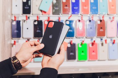 Ufa, Rusya, 24 Eylül 2019 Yeni iphone 11'in yanı sıra iphone 11 Pro Max'in sürümü, ABD'de bir Apple Store'u ziyaret ederek, iphone'lar için yeni deri ve silikon kapakları görüntüle.