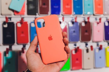 Ufa, Rusya, 24 Eylül 2019 Yeni iphone 11'in yanı sıra iphone 11 Pro Max'in sürümü, ABD'de bir Apple Store'u ziyaret ederek, iphone'lar için yeni deri ve silikon kapakları görüntüle.