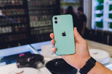 Ufa, Rusya, 24 Eylül 2019: IPhone 11, 11 Pro ve Pro Max, Apple Computers tarafından akıllı telefon olarak görüntülendi üç kameranın arka görünümünde satışa çıkıyor.