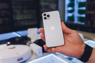 Ufa, Rusya, 24 Eylül 2019: IPhone 11, 11 Pro ve Pro Max, Apple Computers tarafından akıllı telefon olarak görüntülendi üç kameranın arka görünümünde satışa çıkıyor.