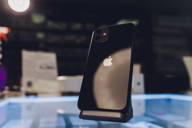 Ufa, Rusya, 24 Eylül 2019: IPhone 11, 11 Pro ve Pro Max, Apple Computers tarafından akıllı telefon olarak görüntülendi üç kameranın arka görünümünde satışa çıkıyor.