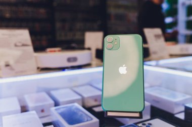Ufa, Rusya, 24 Eylül 2019: IPhone 11, 11 Pro ve Pro Max, Apple Computers tarafından akıllı telefon olarak görüntülendi üç kameranın arka görünümünde satışa çıkıyor.