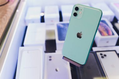 Ufa, Rusya, 24 Eylül 2019: IPhone 11, 11 Pro ve Pro Max, Apple Computers tarafından akıllı telefon olarak görüntülendi üç kameranın arka görünümünde satışa çıkıyor.