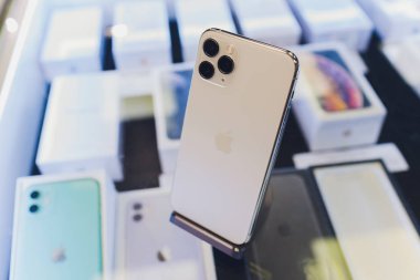 Ufa, Rusya, 24 Eylül 2019: IPhone 11, 11 Pro ve Pro Max, Apple Computers tarafından akıllı telefon olarak görüntülendi üç kameranın arka görünümünde satışa çıkıyor.