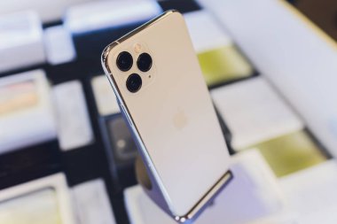 Ufa, Rusya, 24 Eylül 2019: IPhone 11, 11 Pro ve Pro Max, Apple Computers tarafından akıllı telefon olarak görüntülendi üç kameranın arka görünümünde satışa çıkıyor.
