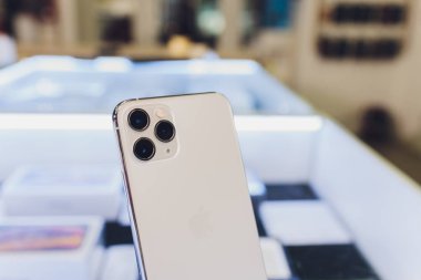 Ufa, Rusya, 24 Eylül 2019: IPhone 11, 11 Pro ve Pro Max, Apple Computers tarafından akıllı telefon olarak görüntülendi üç kameranın arka görünümünde satışa çıkıyor.