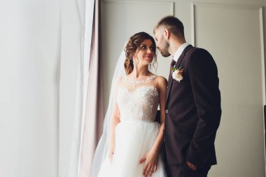 Gelin ve damat stüdyoda düğün fotoğrafı çekilecek..