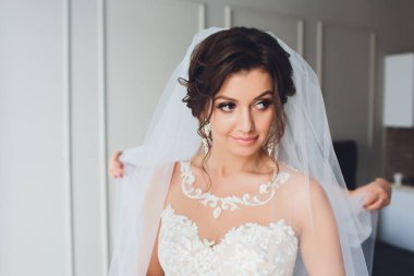 Çiçek Buketi ile Moda Modelleri Portre, Güzel Kadın Gelin Makyaj ve Saç Modeli, Gri arka plan üzerinde çekilen Kız stüdyo.