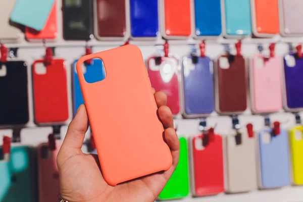 Custodie per telefoni colorati in vendita nei negozi di telefoni cellulari . — Foto Stock