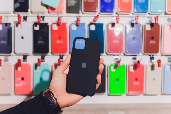 Ufa, russland, 24. september 2019 freigabe des neuen iphone 11 sowie iphone 11 pro max, besuch eines apfelladens in usa, besichtigung der neuen leder- und silikonhüllen für iphones. — Stockfoto