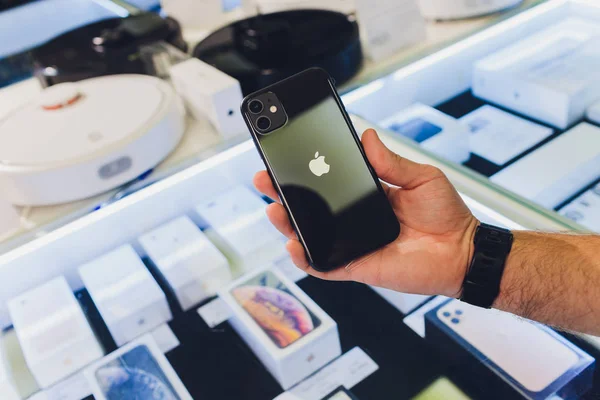 Ufa, Rusya, 24 Eylül 2019: IPhone 11, 11 Pro ve Pro Max, Apple Computers tarafından akıllı telefon olarak görüntülendi üç kameranın arka görünümünde satışa çıkıyor. — Stok fotoğraf