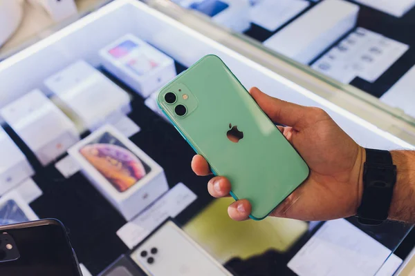 Ufa, Rusland, 24 september, 2019: de iPhone 11, 11 Pro en Pro Max worden weergegeven als de smartphone van Apple computers gaat op de verkoop Achteraanzicht van Triple-camera. — Stockfoto