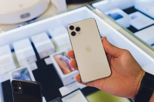 Ufa, Russia, 24 settembre, 2019: iPhone 11, 11 Pro e Pro Max vengono visualizzati come smartphone da Apple Computers va in vendita vista posteriore della tripla fotocamera . — Foto Stock