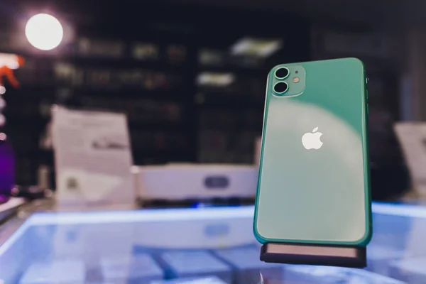 Ufa, Rusland, 24 september, 2019: de iPhone 11, 11 Pro en Pro Max worden weergegeven als de smartphone van Apple computers gaat op de verkoop Achteraanzicht van Triple-camera. — Stockfoto